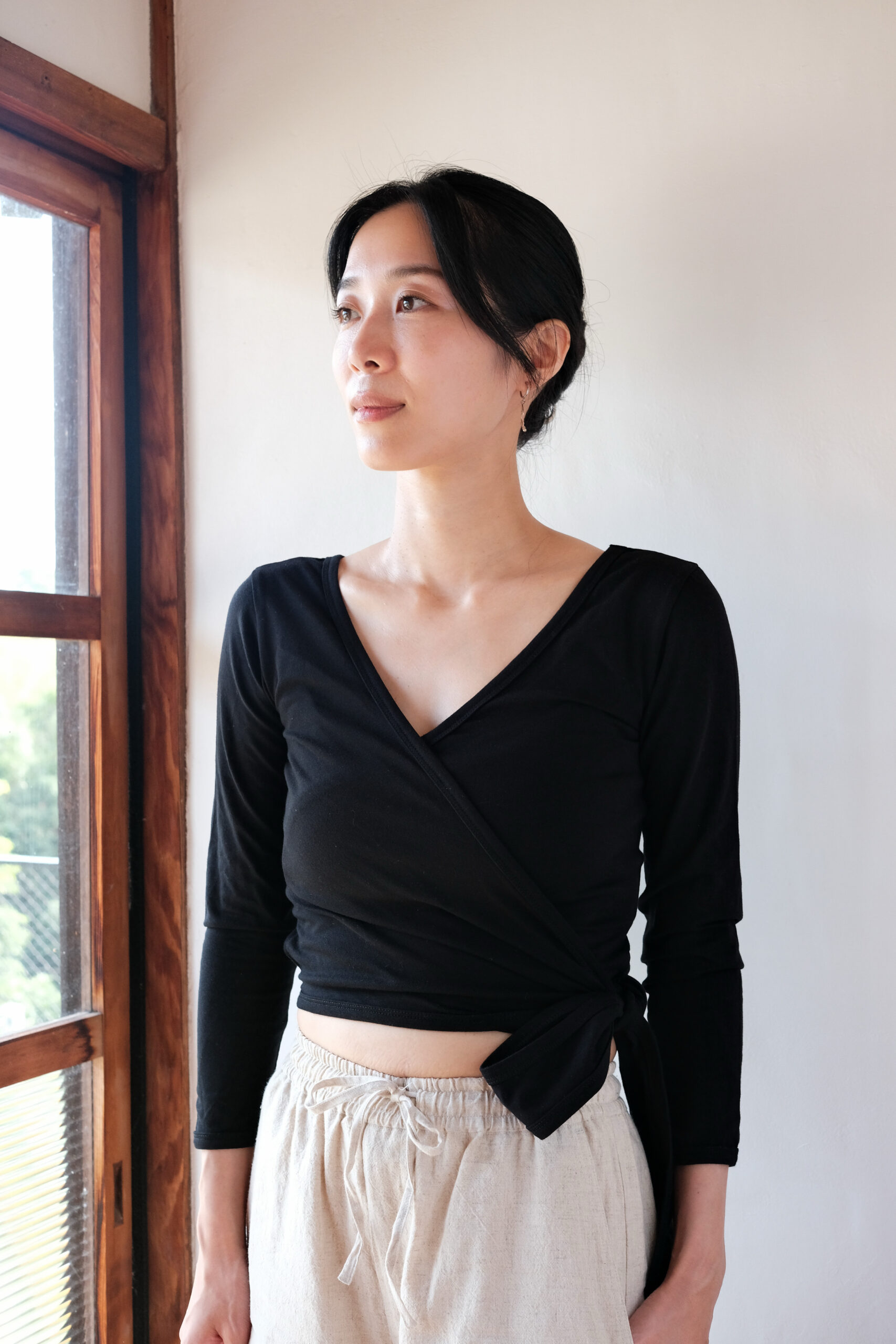 Organic cotton wrap top (black) - 画像 (2)